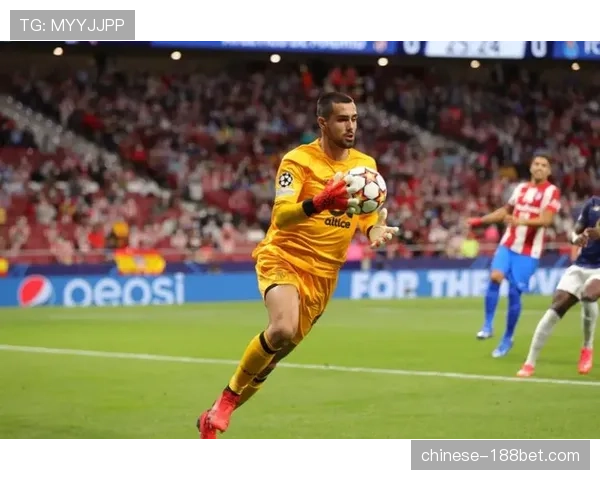 布莱顿科斯托拉斯倒钩未判危险 高脚动作先触球成关键